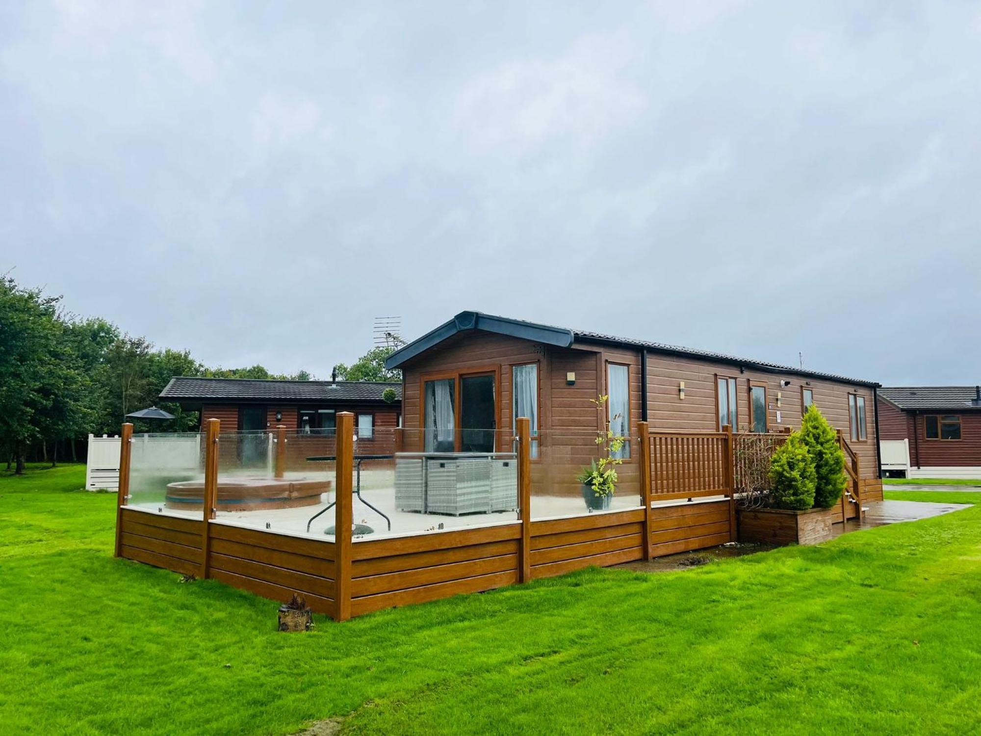 Meadows Lodge With Hot Tub Malton Exterior foto